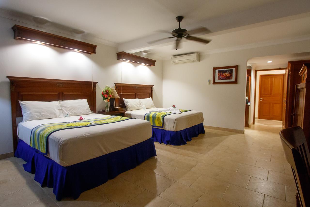 Manta Ray Bay Resort Колониа Экстерьер фото