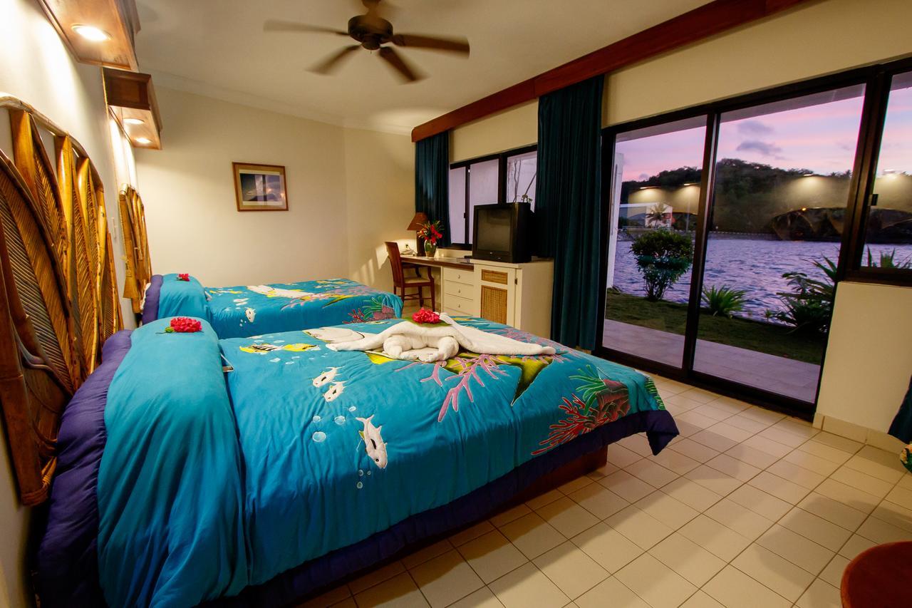 Manta Ray Bay Resort Колониа Экстерьер фото
