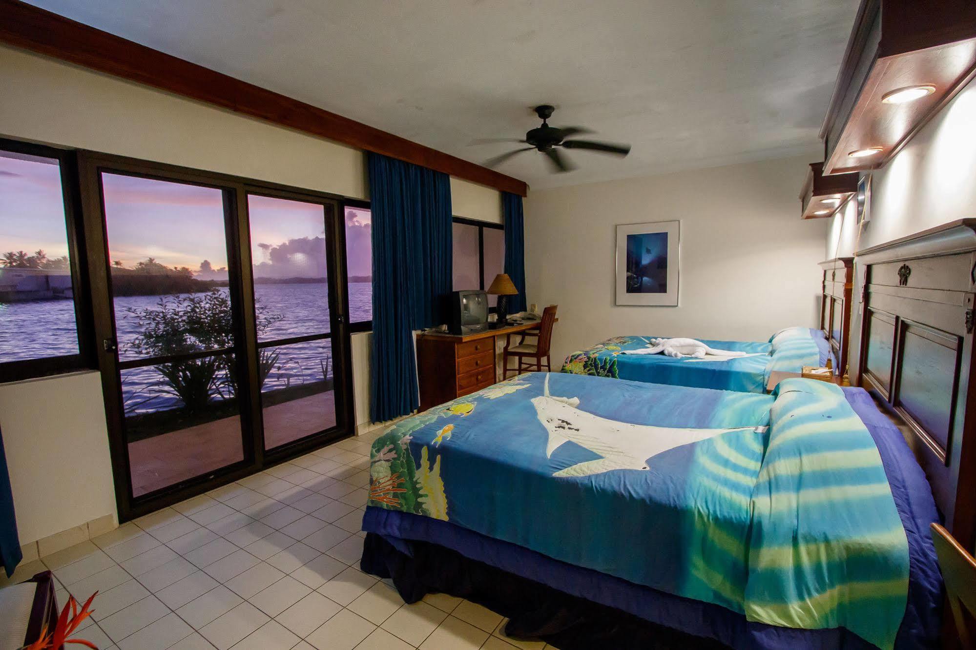 Manta Ray Bay Resort Колониа Экстерьер фото