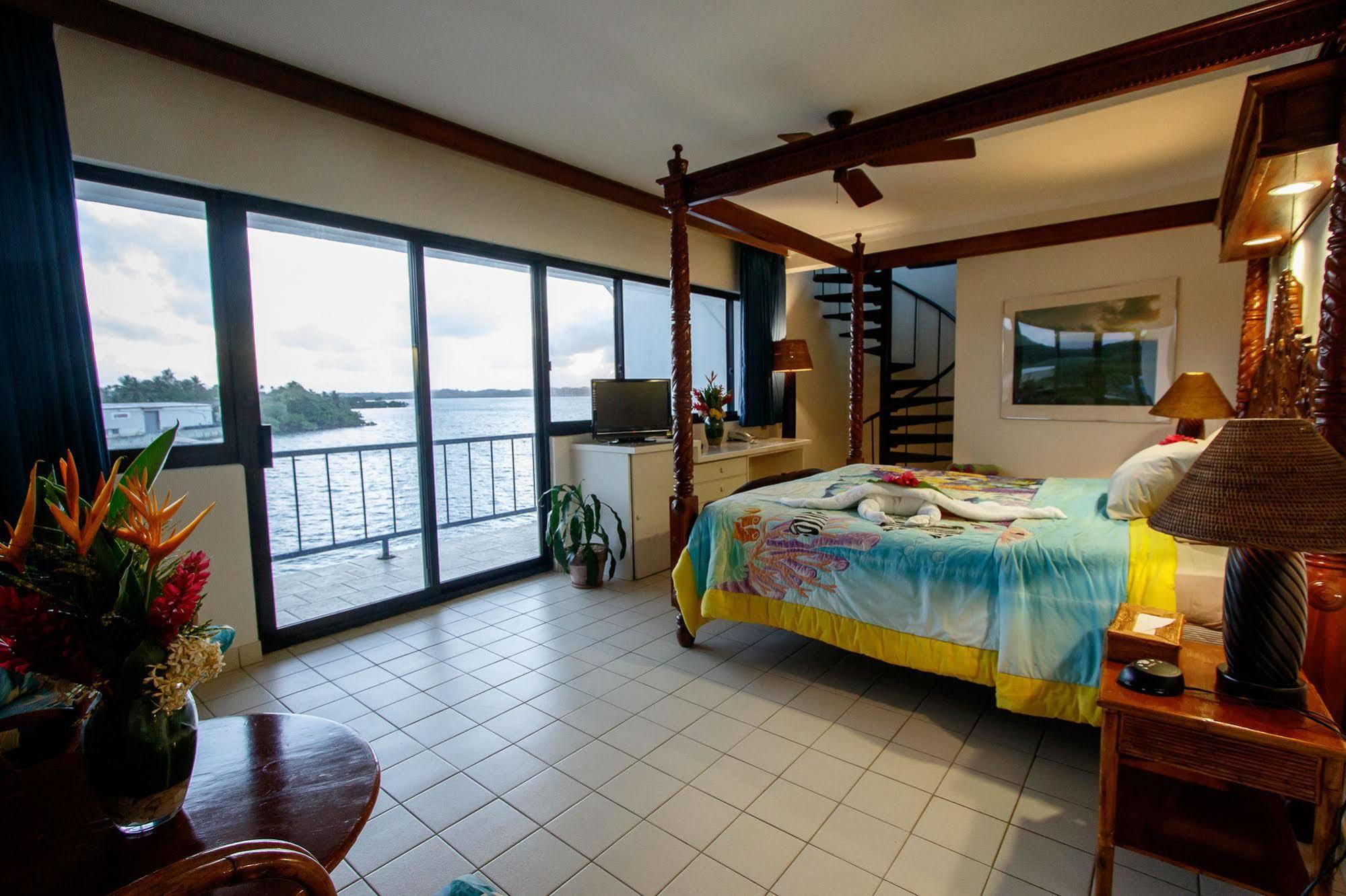 Manta Ray Bay Resort Колониа Экстерьер фото