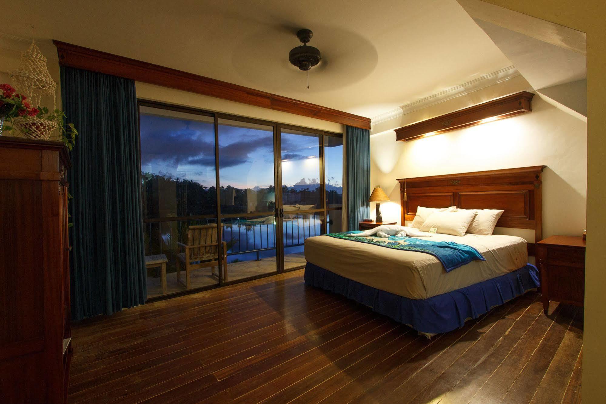 Manta Ray Bay Resort Колониа Экстерьер фото