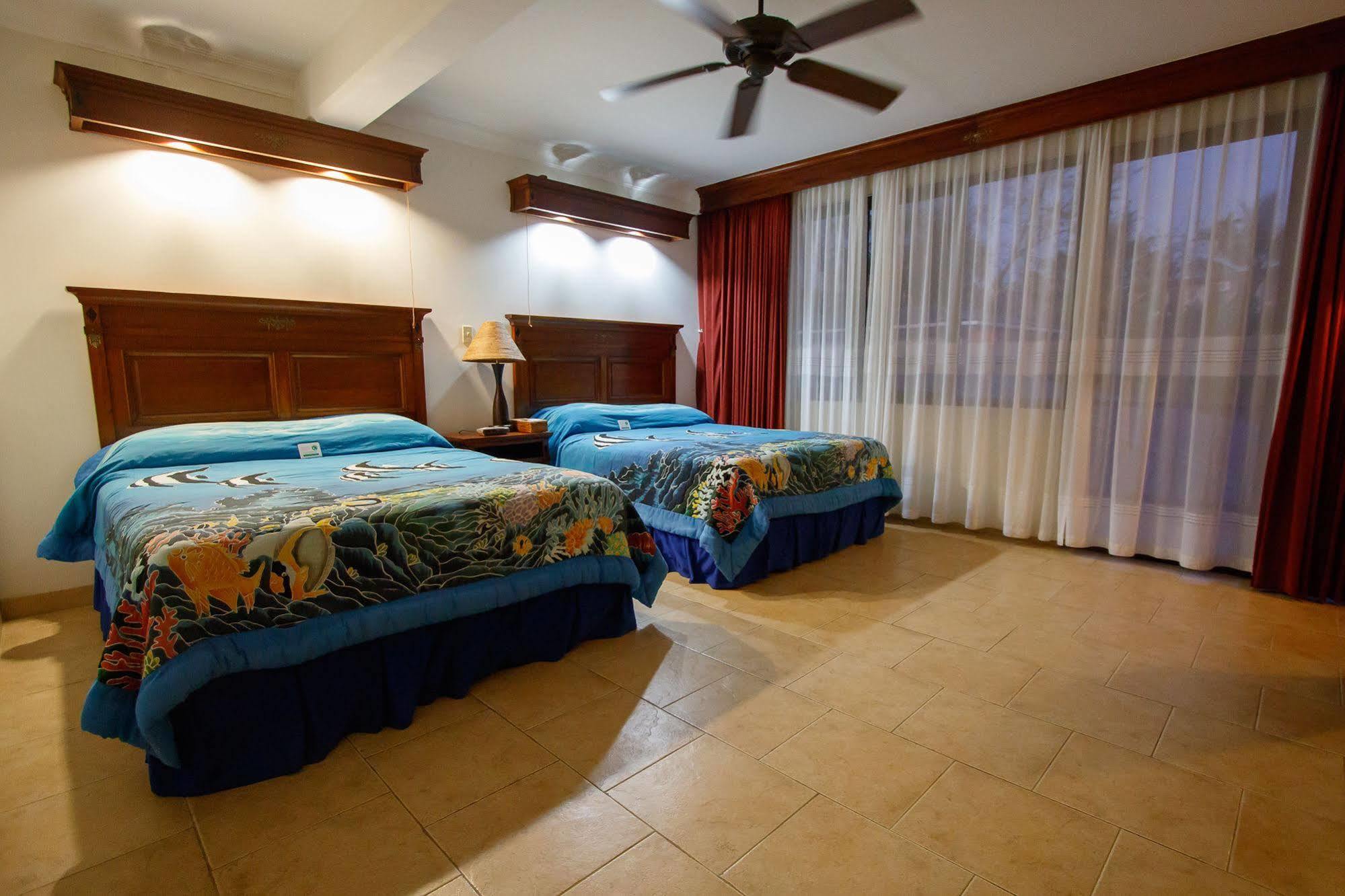 Manta Ray Bay Resort Колониа Экстерьер фото
