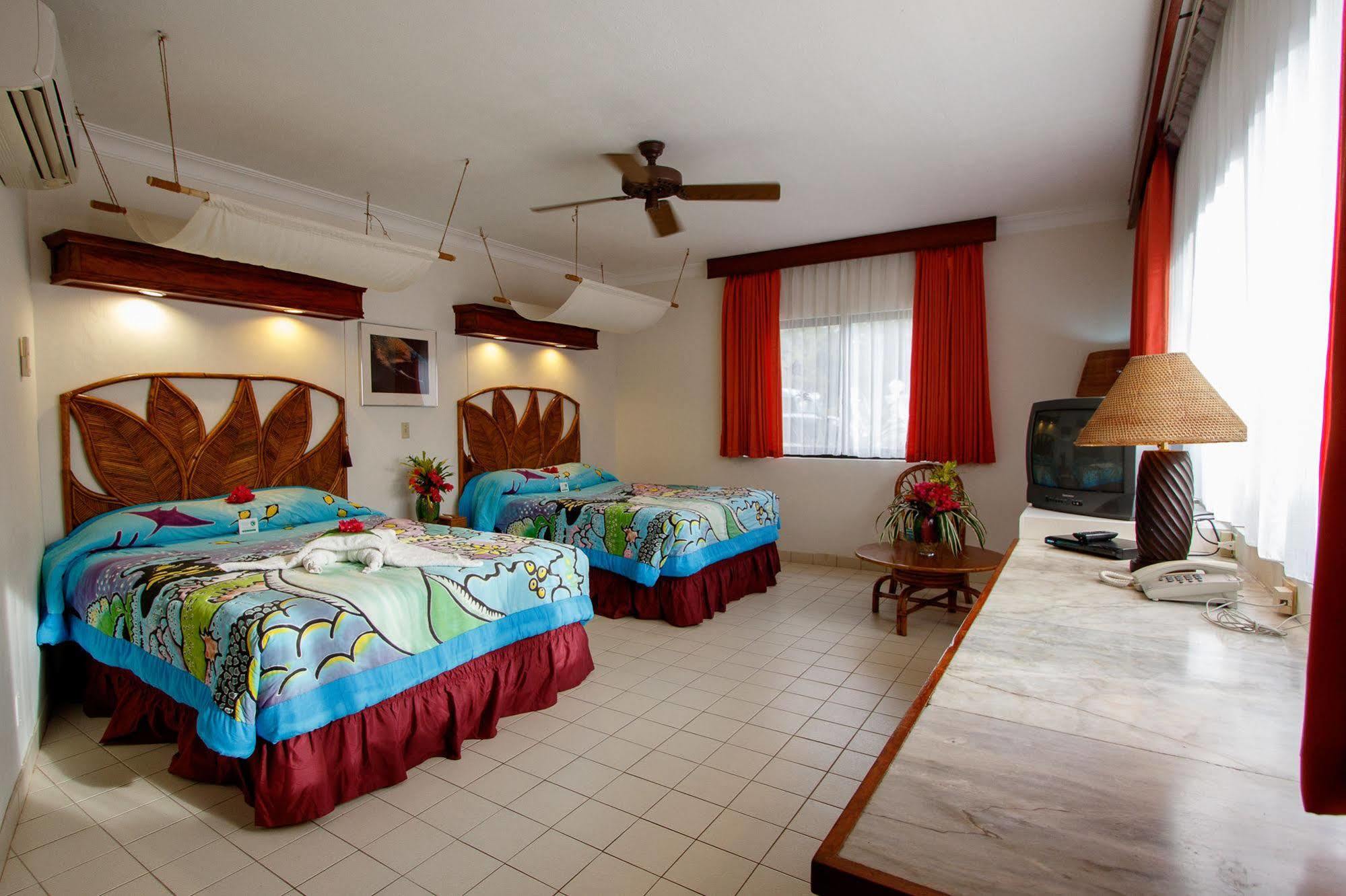 Manta Ray Bay Resort Колониа Экстерьер фото