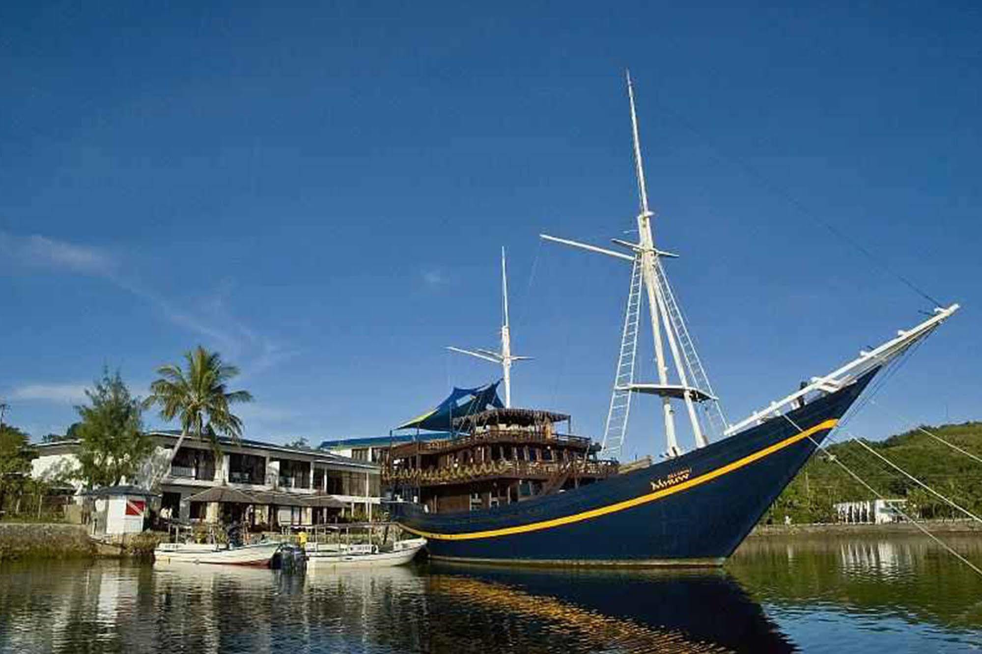 Manta Ray Bay Resort Колониа Экстерьер фото