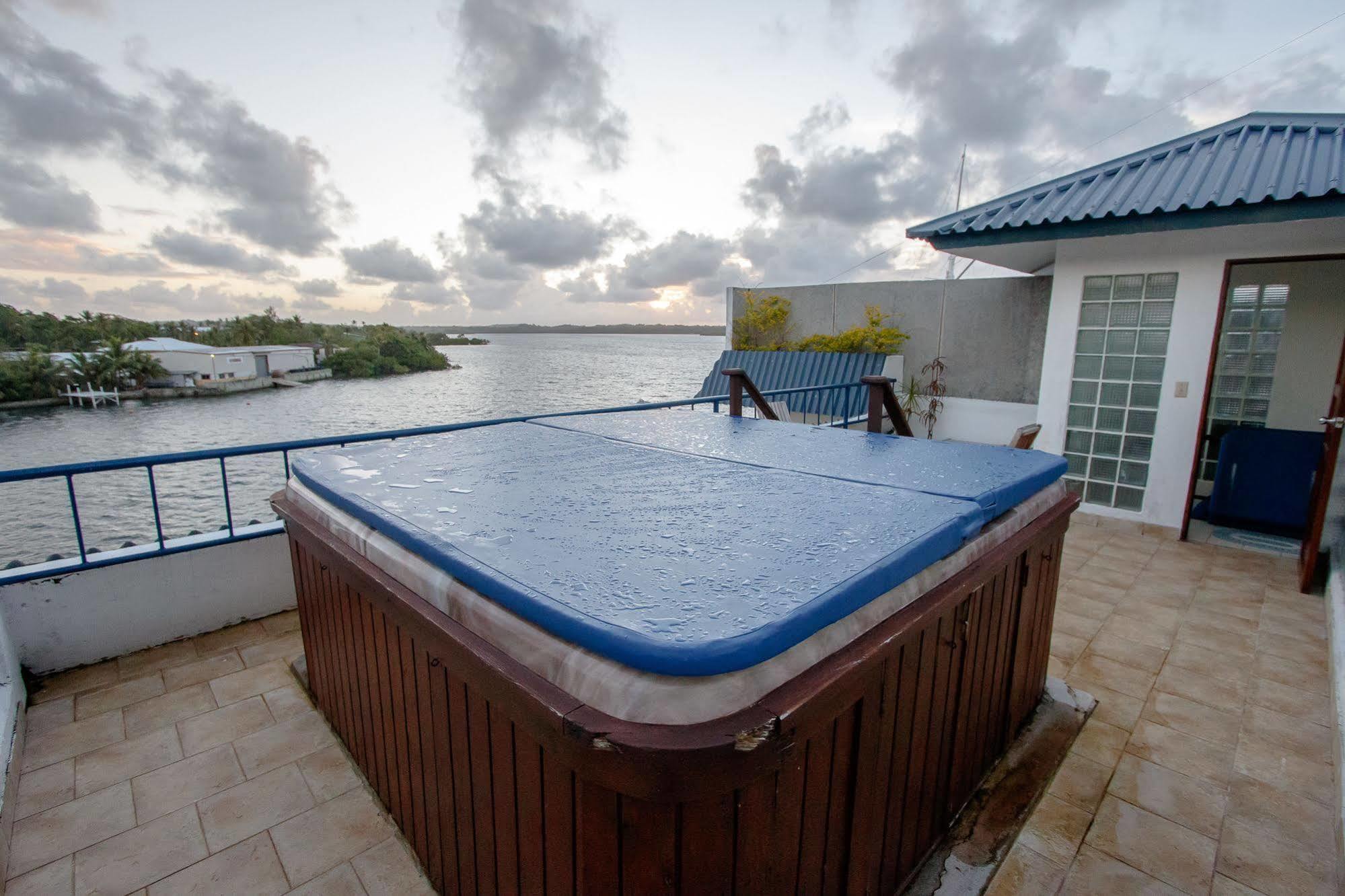 Manta Ray Bay Resort Колониа Экстерьер фото